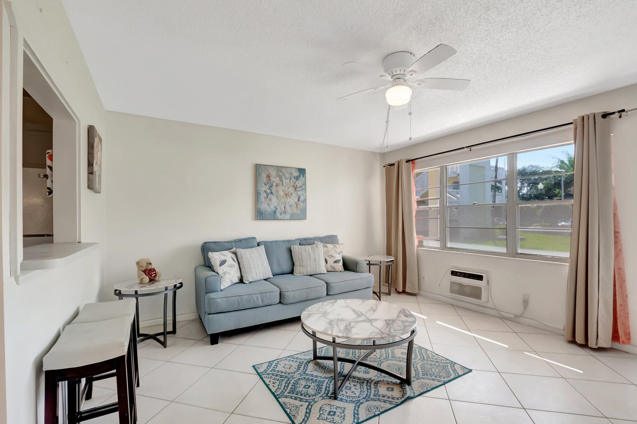 176 Dorset East, Unit E Boca Raton, FL 33434 - Photo 4 of 39 Living Room