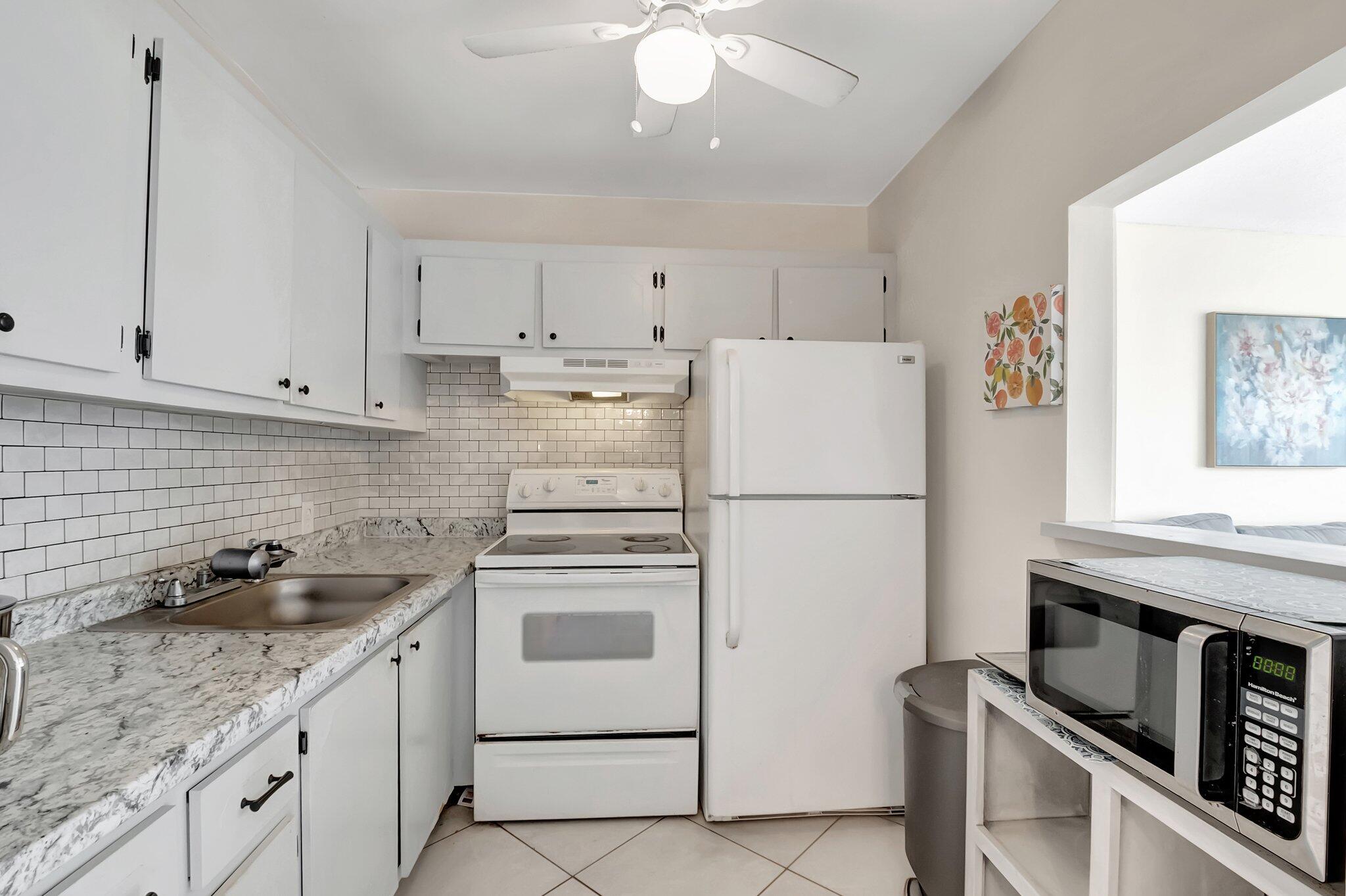 176 Dorset East, Unit E Boca Raton, FL 33434 - Photo 8 of 39 Kitchen