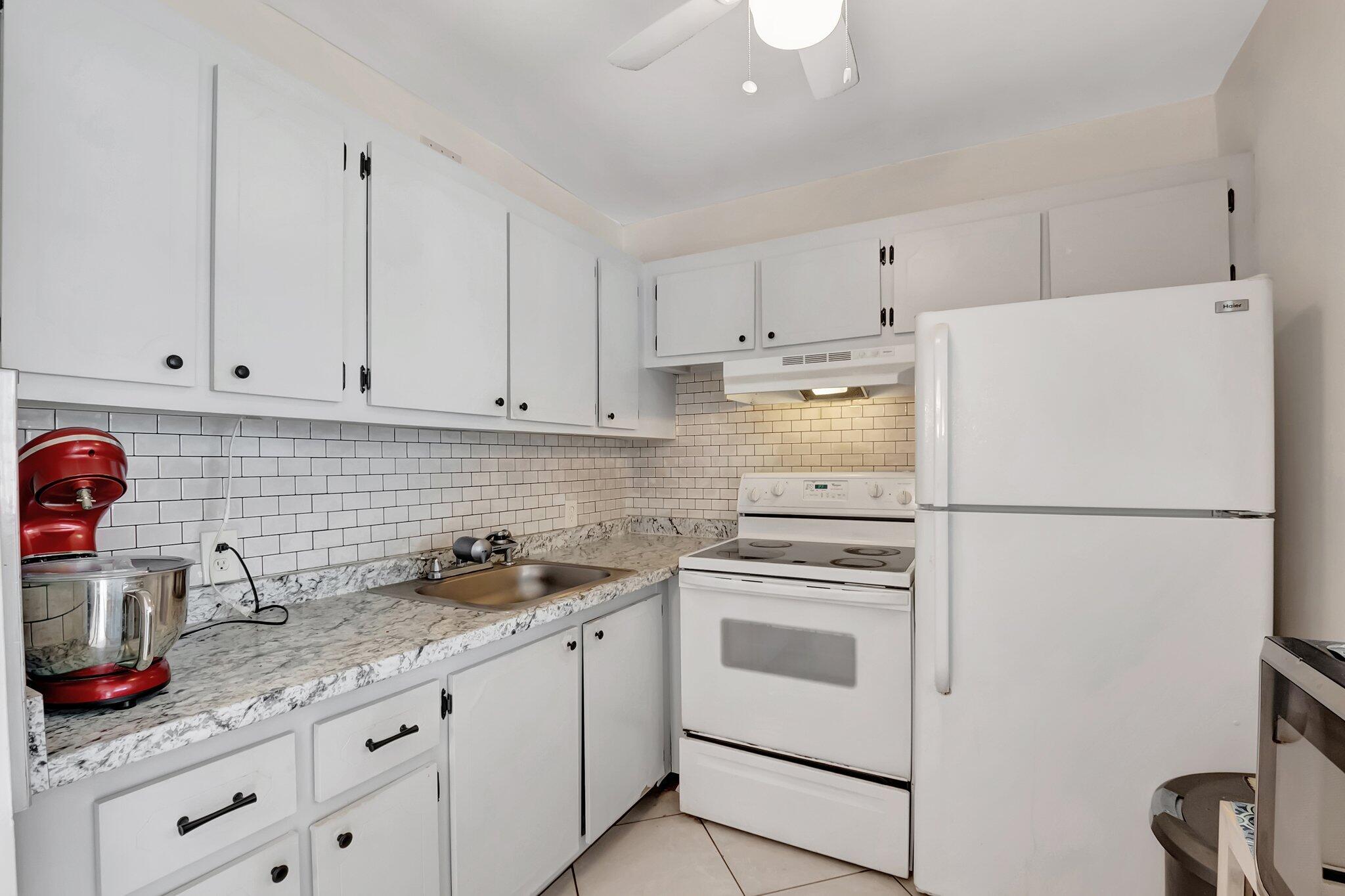 176 Dorset East, Unit E Boca Raton, FL 33434 - Photo 9 of 39 Kitchen