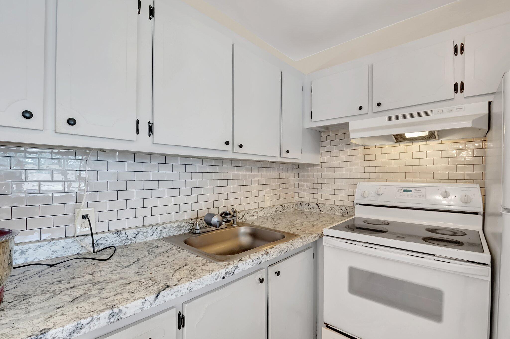 176 Dorset East, Unit E Boca Raton, FL 33434 - Photo 10 of 39 Kitchen