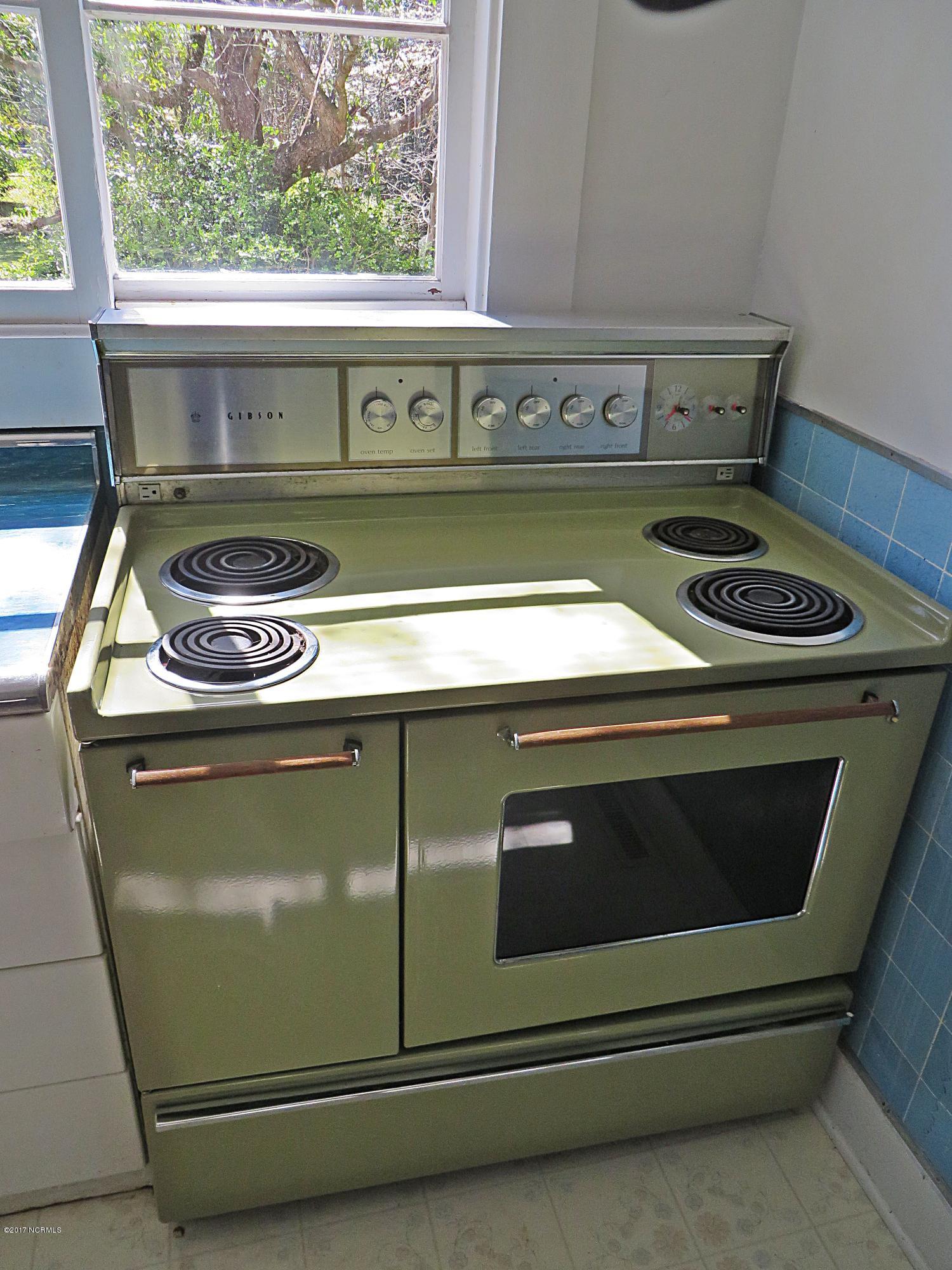 601 Ruth Avenue New Bern, NC 28560 - Photo 11 of 27 Vintage Stove