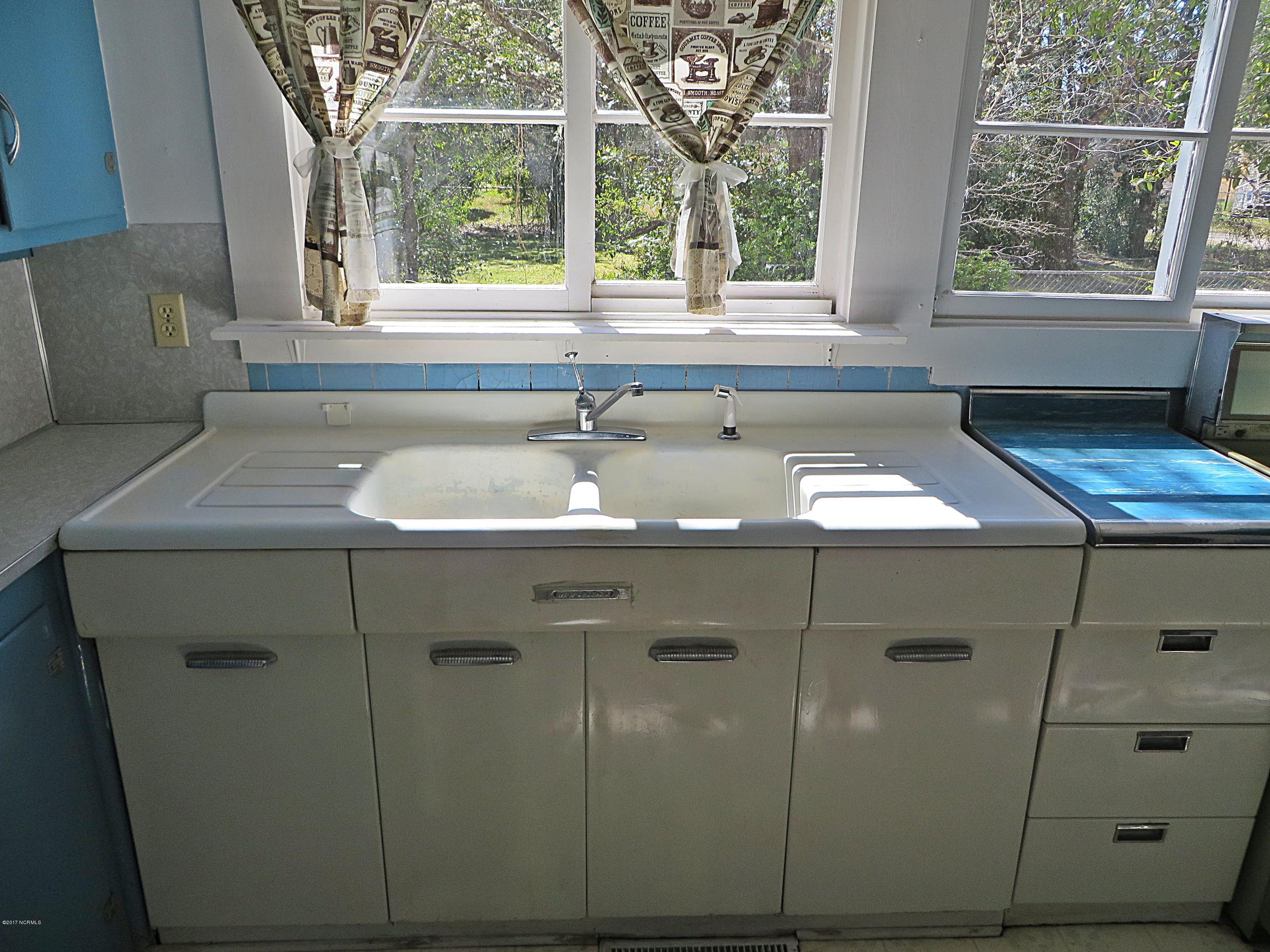 601 Ruth Avenue New Bern, NC 28560 - Photo 13 of 27 Vintage Kitchen Sink