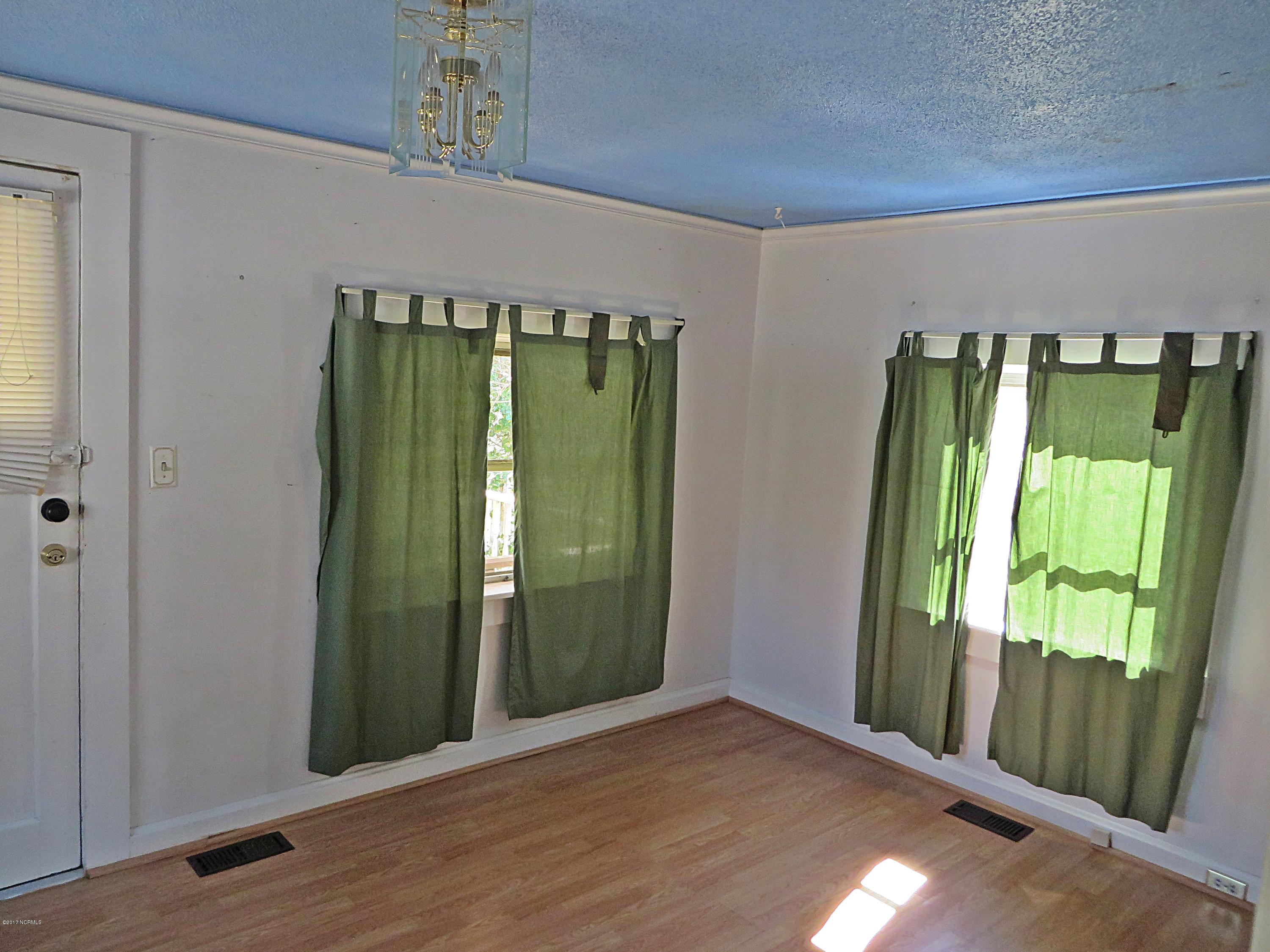 601 Ruth Avenue New Bern, NC 28560 - Photo 17 of 27 2nd Bedroom