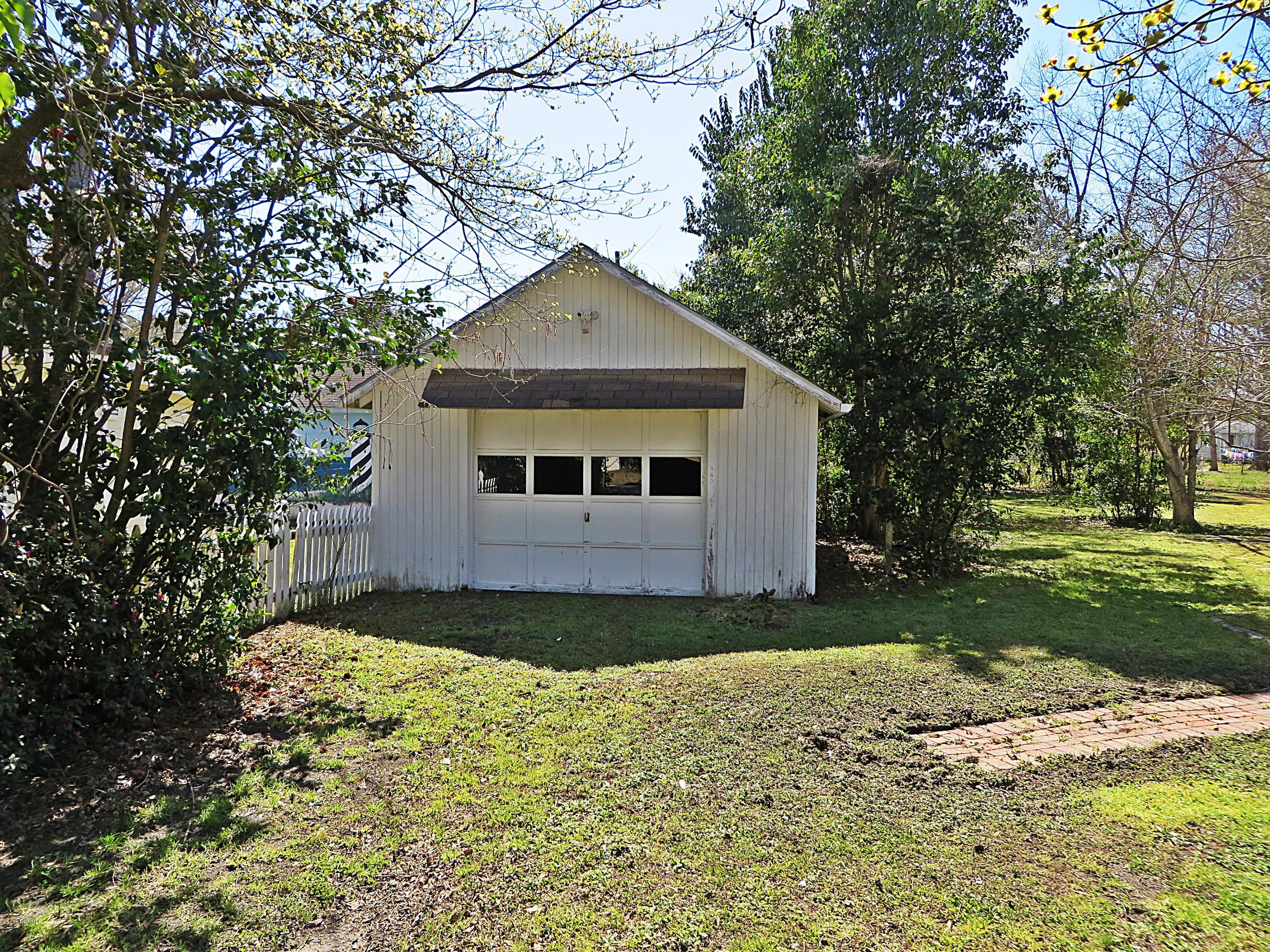 601 Ruth Avenue New Bern, NC 28560 - Photo 21 of 27 Detached Garage