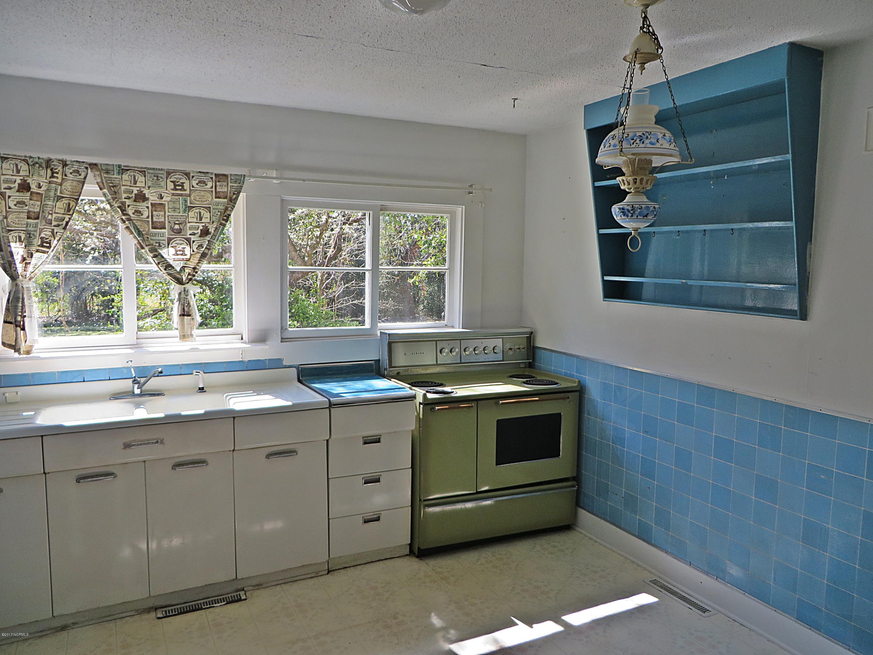 601 Ruth Avenue New Bern, NC 28560 - Photo 10 of 27 Bright Kitchen