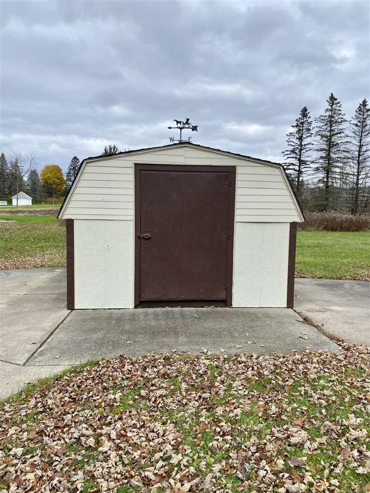 3245 East Siebert Road Midland, MI 48642 - Photo 12 of 44 1895165-11.JPG