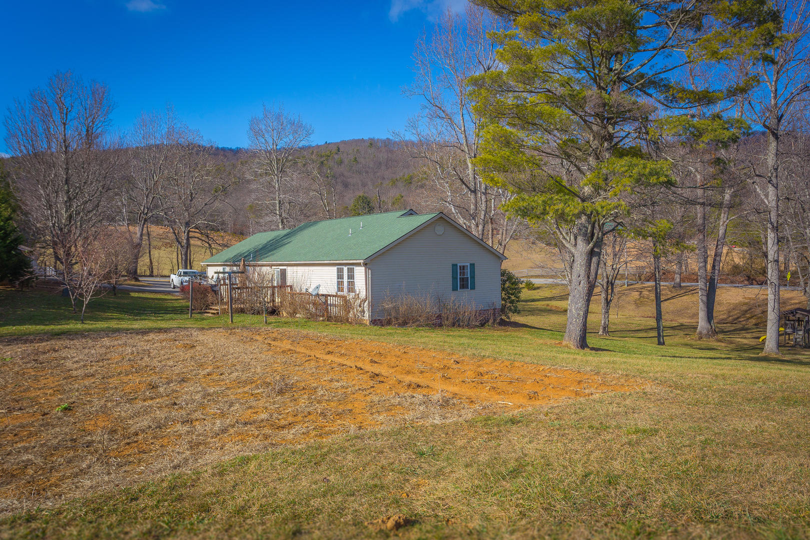 8988 Newport Road Catawba, VA 24070 - Photo 6 of 29 IMG_4606