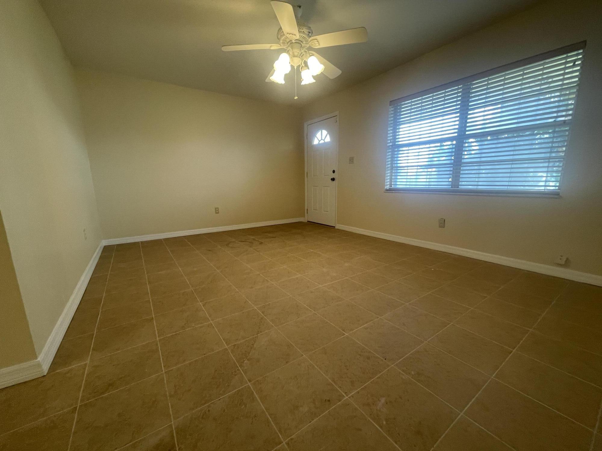 3101 Ave T Fort Pierce, FL 34947 - Photo 4 of 24 IMG_6534