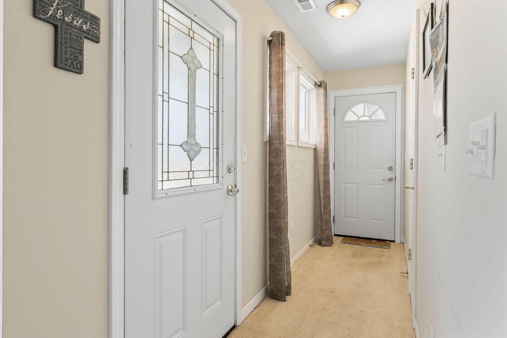 571 Ridgefield Road Newark, OH 43055 - Photo 11 of 47 8-Foyer