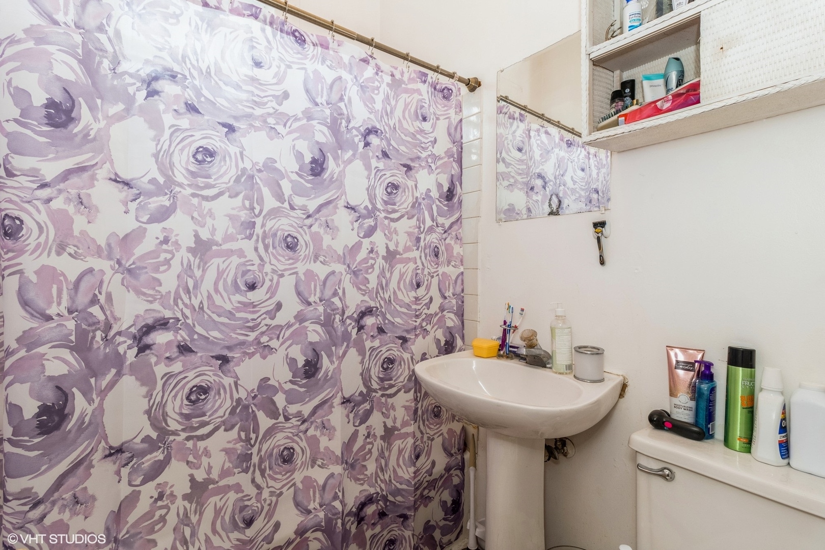 1420 West Taylor Street Chicago, IL 60607 - Photo 22 of 34 a bathroom with a sink and a mirror