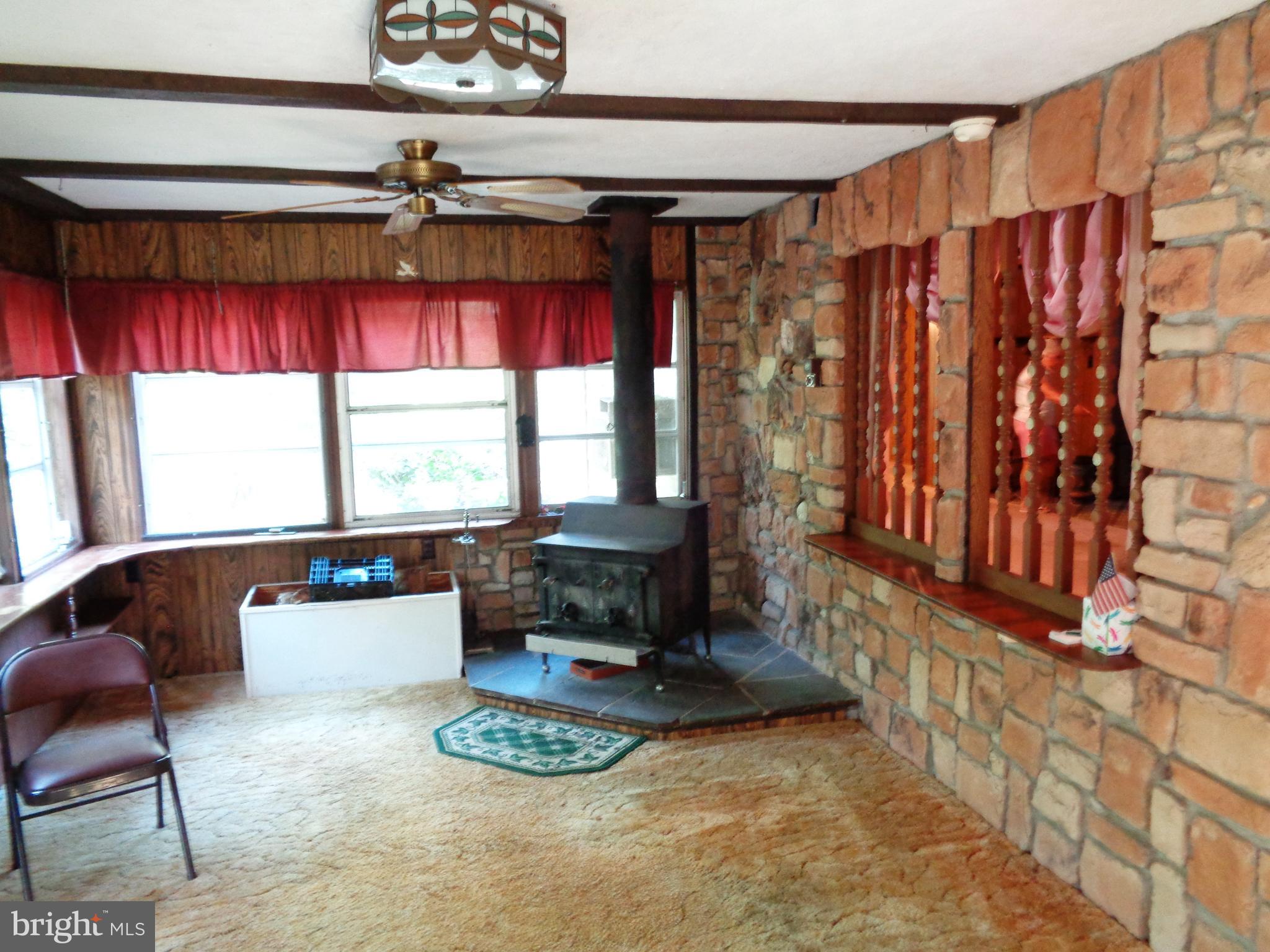 31616 Melson Road Delmar, MD 21875 - Photo 5 of 19 Front Enclosed Porch/Den