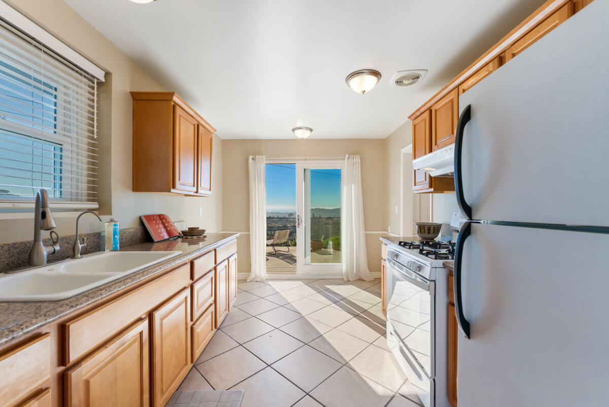 947 Cheltenham Road Santa Barbara, CA 93105 - Photo 8 of 29 _ROY8865