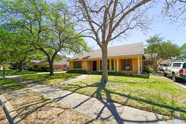 a view of a yard with a house in the background