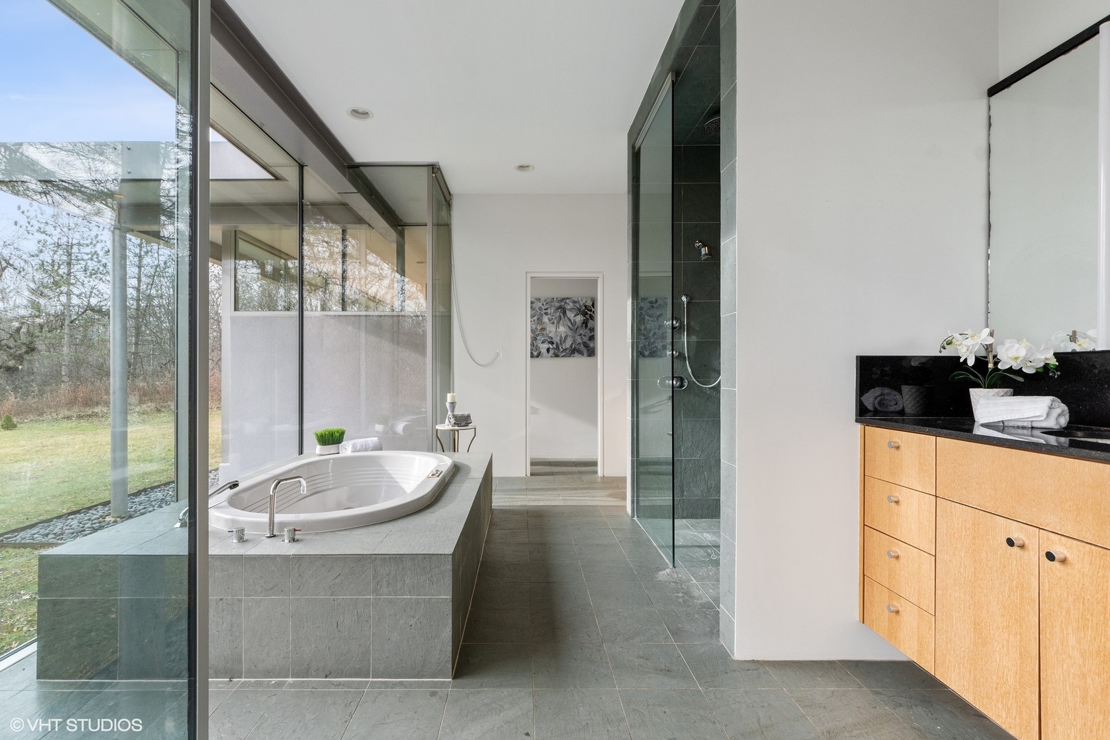 2747 Ridge Road Highland Park, IL 60035 - Photo 16 of 31 a spacious bathroom with a bathtub and a sink