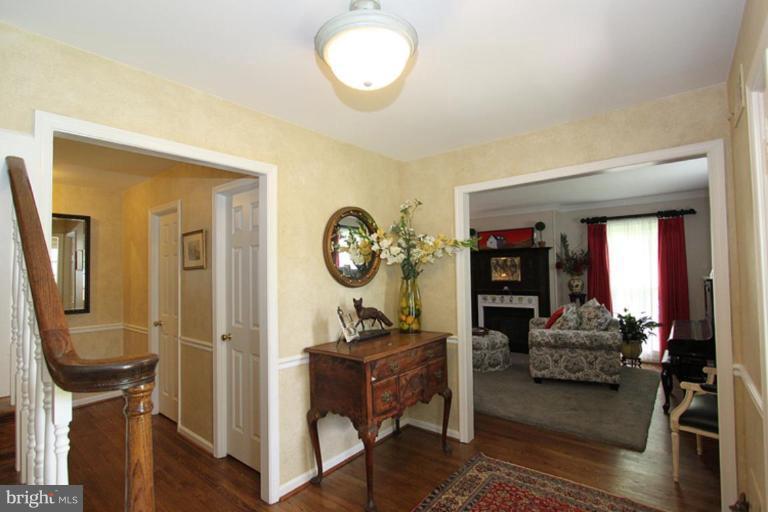 10108 Newhall Road Potomac, MD 20854 - Photo 2 of 16 Entrance / Foyer