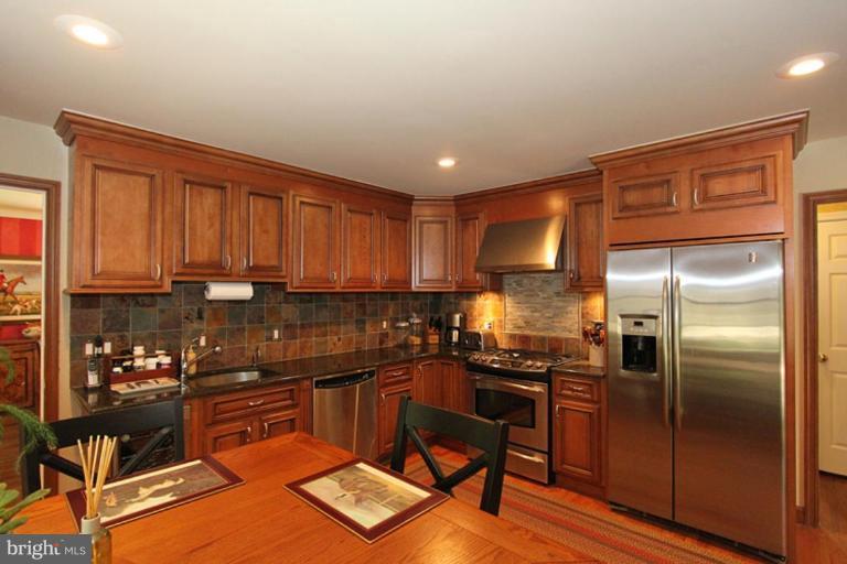 10108 Newhall Road Potomac, MD 20854 - Photo 5 of 16 Kitchen