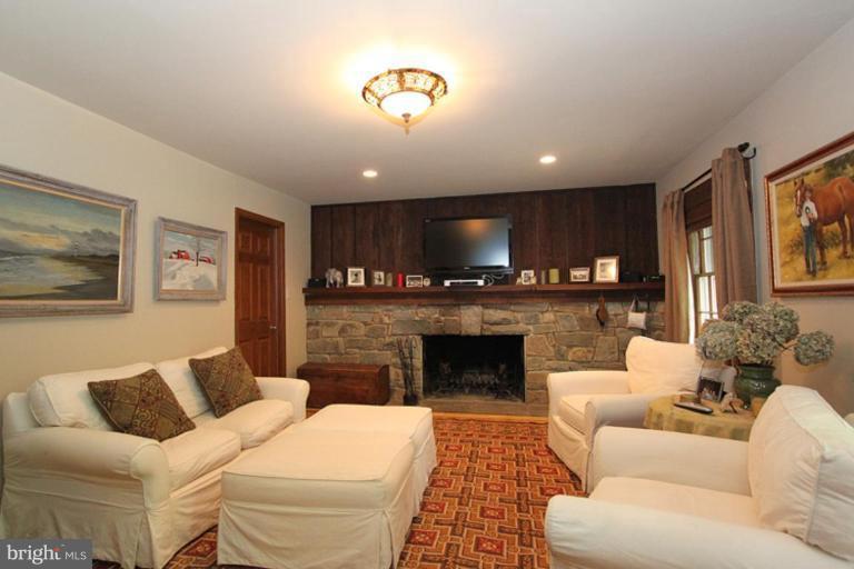 10108 Newhall Road Potomac, MD 20854 - Photo 7 of 16 Family Room