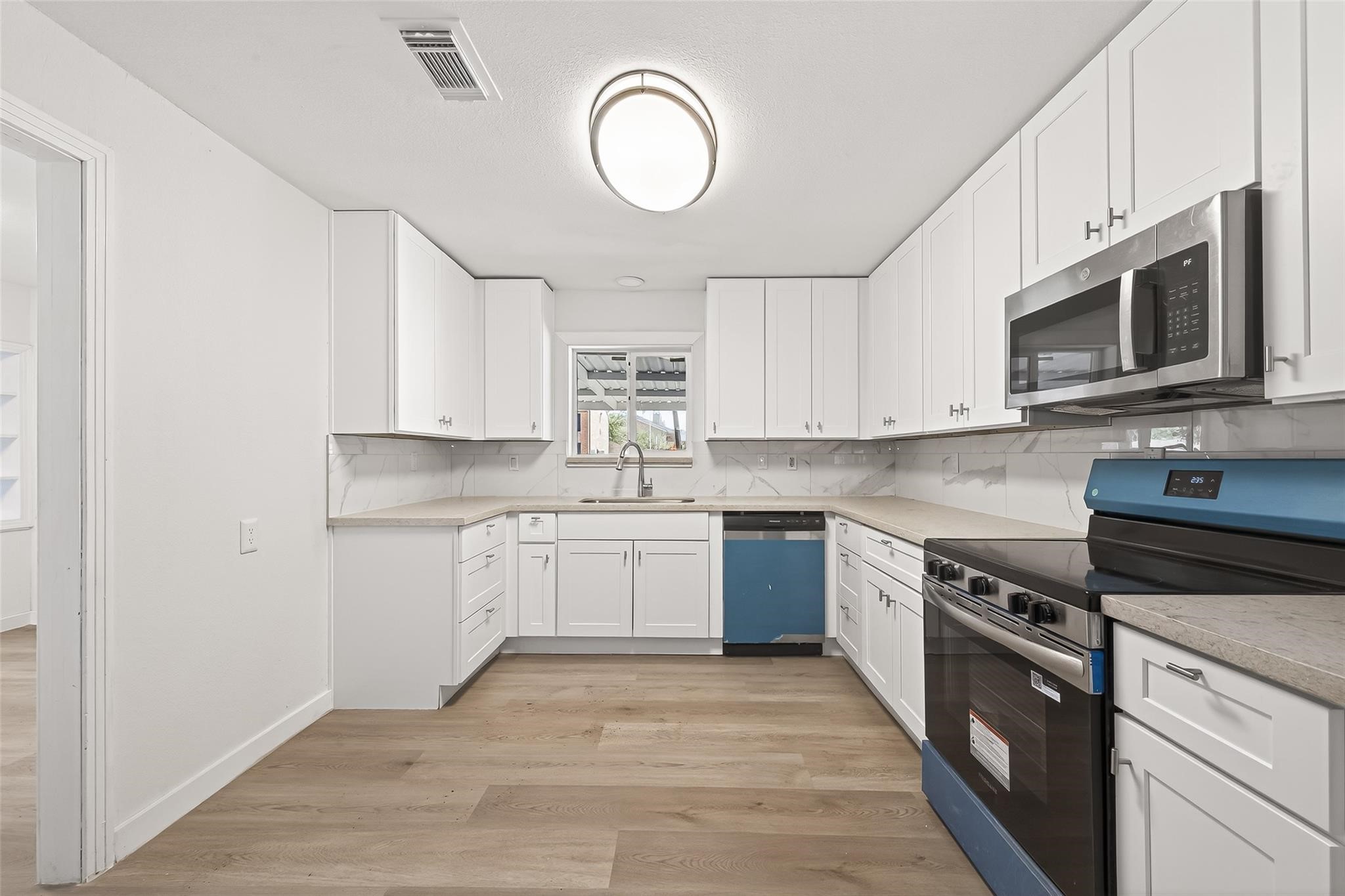 815 Brooks Avenue Rosenberg, TX 77471 - Photo 20 of 48 a kitchen with granite countertop cabinets stainless steel appliances and a sink