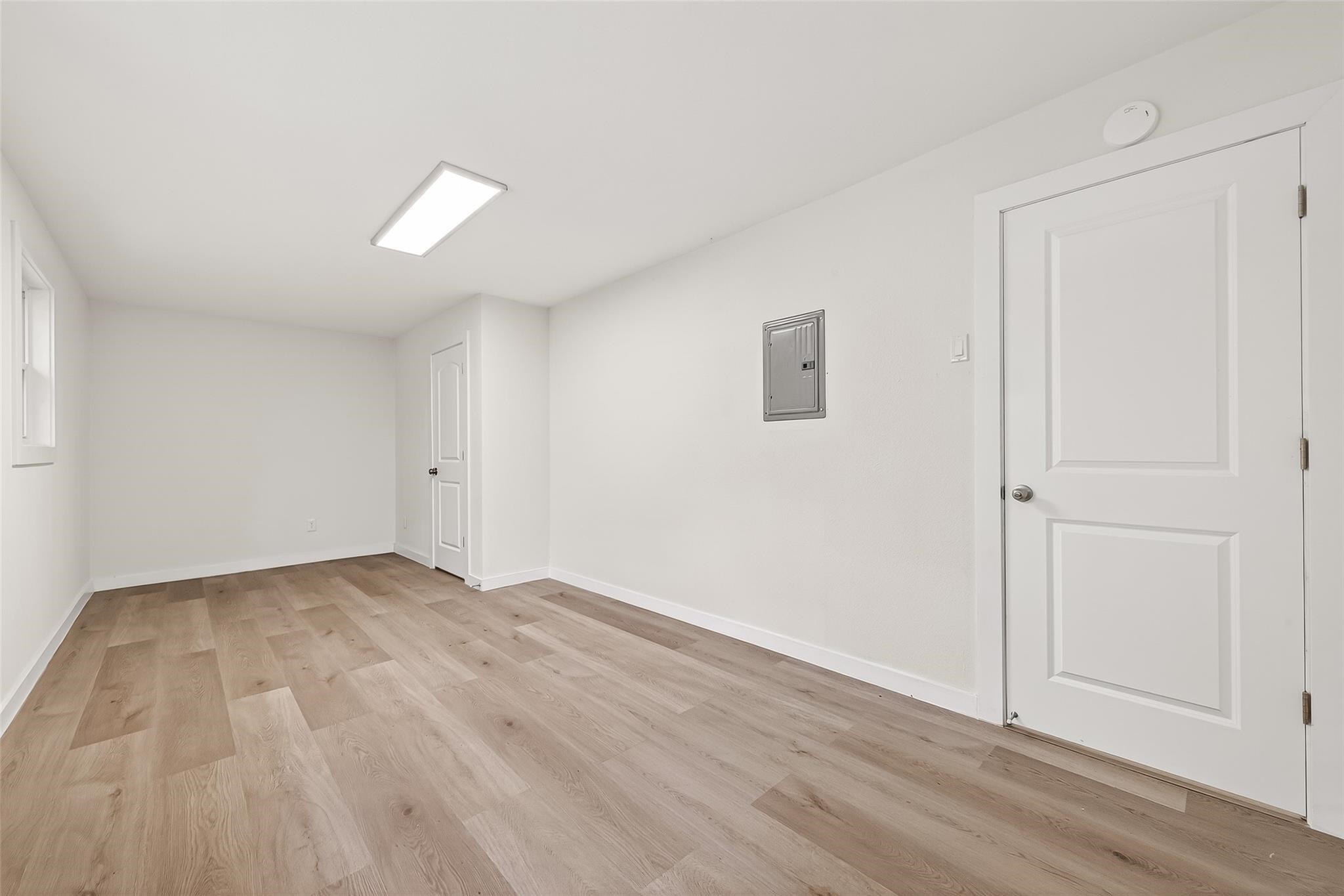815 Brooks Avenue Rosenberg, TX 77471 - Photo 28 of 48 an empty room with wooden floor and windows