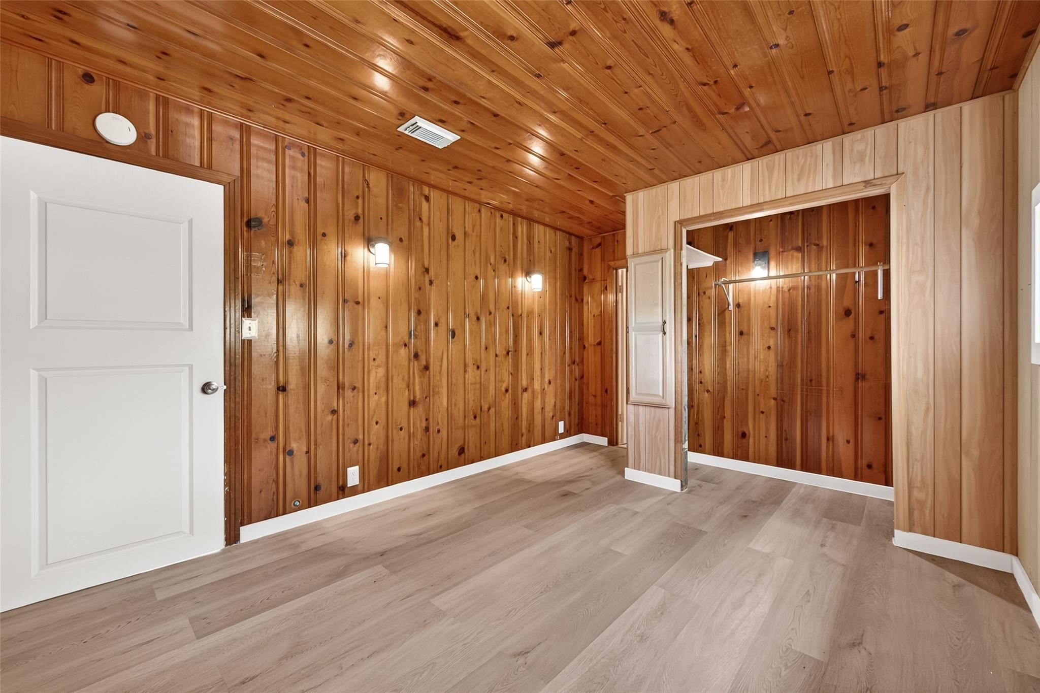 815 Brooks Avenue Rosenberg, TX 77471 - Photo 38 of 48 a view of hallway with wooden floor