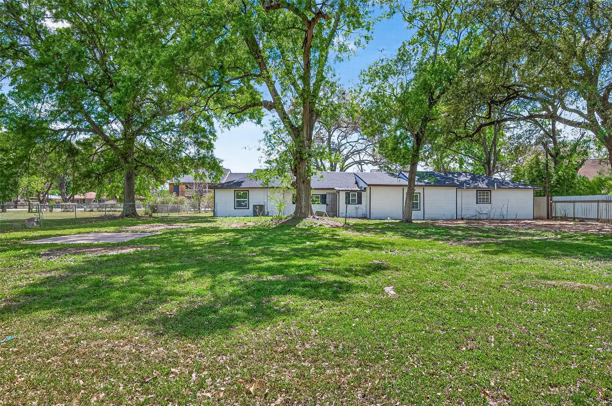 815 Brooks Avenue Rosenberg, TX 77471 - Photo 46 of 48 a front view of a house with a yard