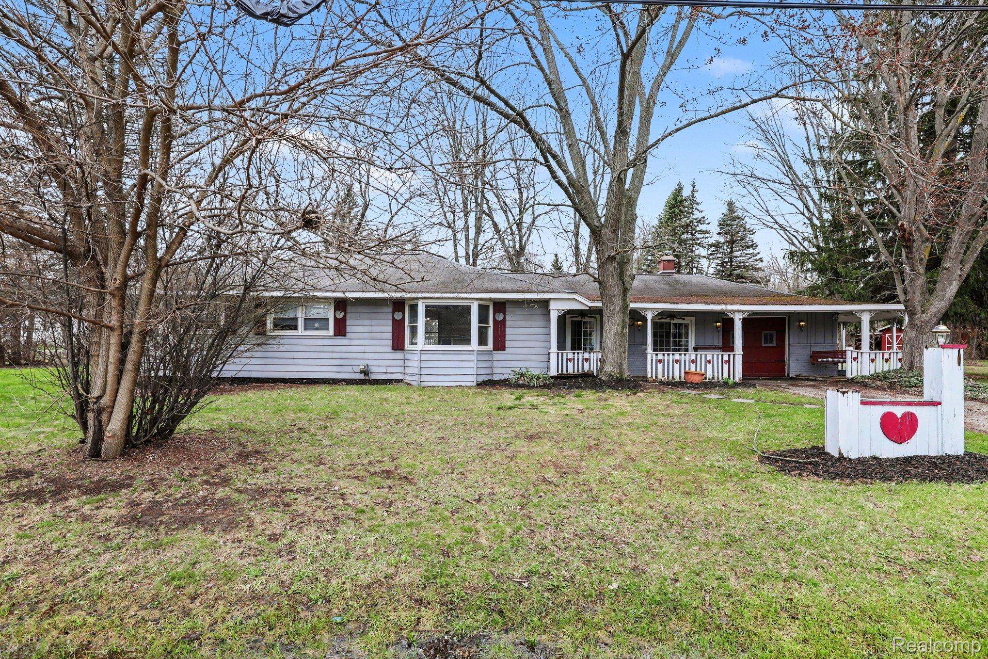 1260 Gilbert Street Flint, MI 48532 - Photo 2 of 32 3a9a8838.jpg