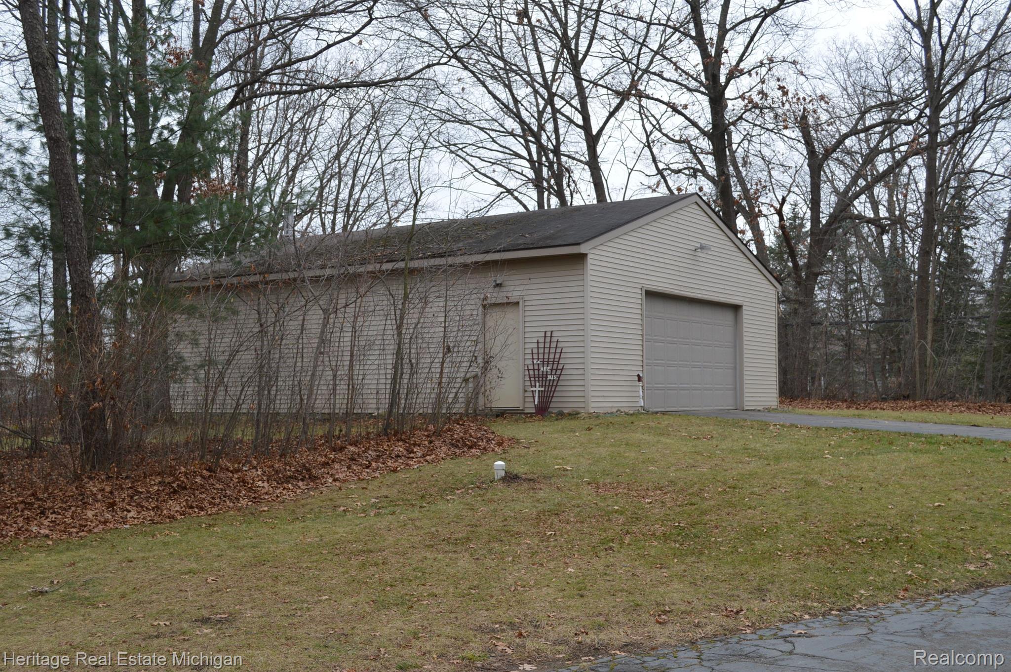 16505 South Seymour Road Linden, MI 48451 - Photo 28 of 33 The 30' x 40' barn is waiting for all your tools!