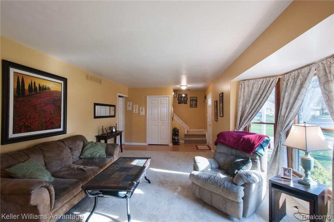 14466 Riverside Drive Livonia, MI 48154 - Photo 5 of 44 Riverside_14466_Living_03.jpg