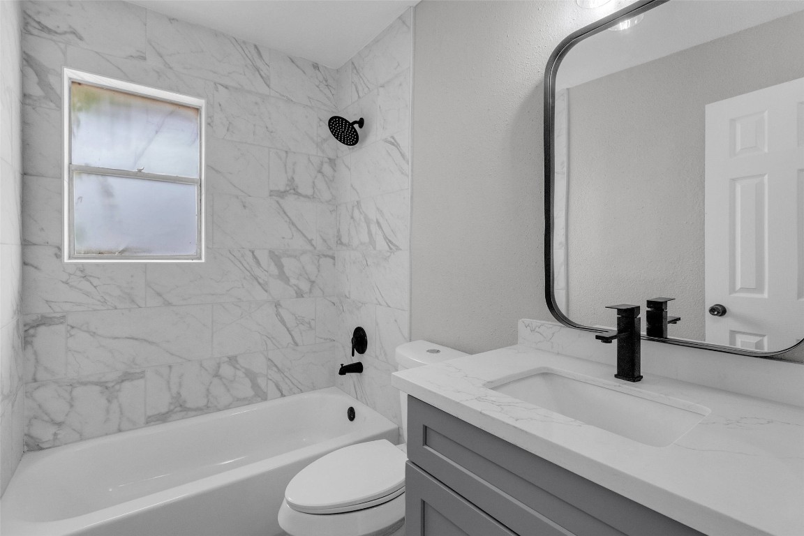 3613 Crane Street Houston, TX 77026 - Photo 19 of 23 a bathroom with a sink a toilet and a bathtub