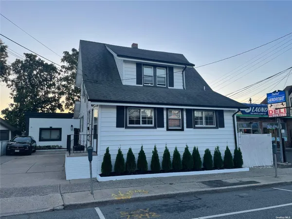 $2,800 | 29 South Central Avenue, Valley Stream, NY 11580