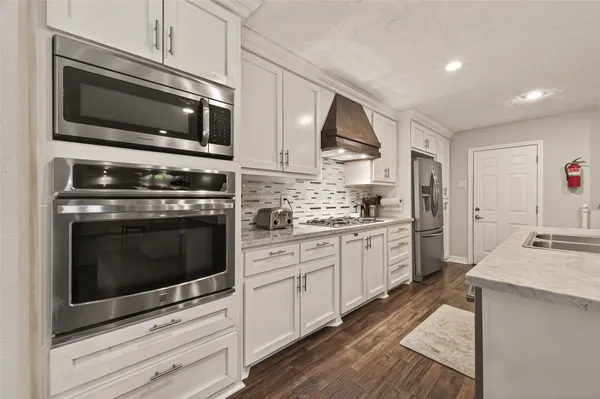 $2,590 | 11102 Hillcroft Avenue, Houston, TX 77096
