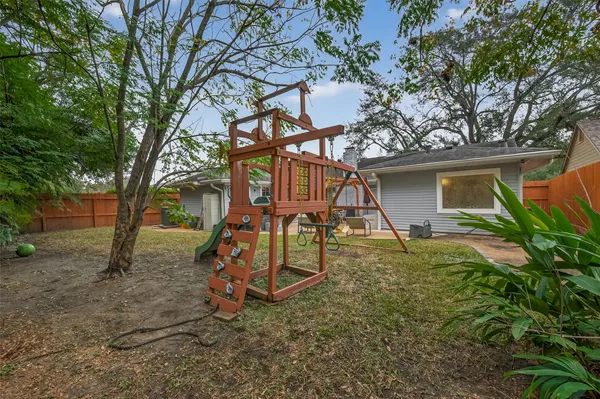 $2,590 | 11102 Hillcroft Avenue, Houston, TX 77096