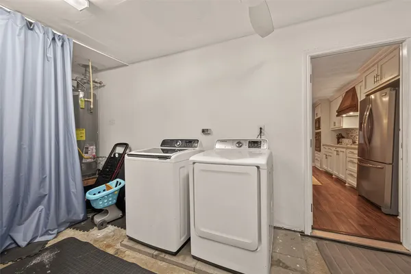 $2,590 | 11102 Hillcroft Avenue, Houston, TX 77096