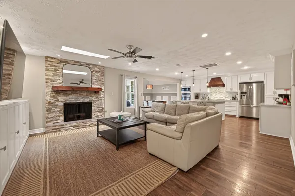 $2,590 | 11102 Hillcroft Avenue, Houston, TX 77096