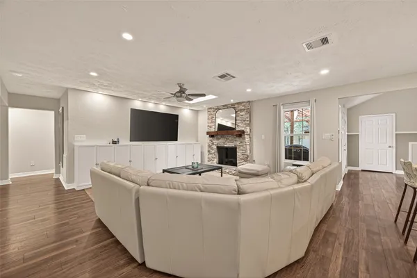 $2,590 | 11102 Hillcroft Avenue, Houston, TX 77096