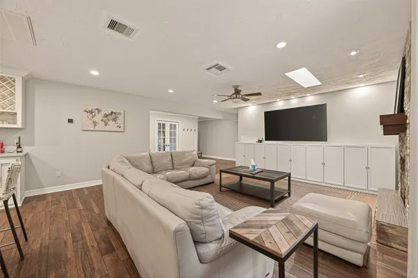 $2,590 | 11102 Hillcroft Avenue, Houston, TX 77096