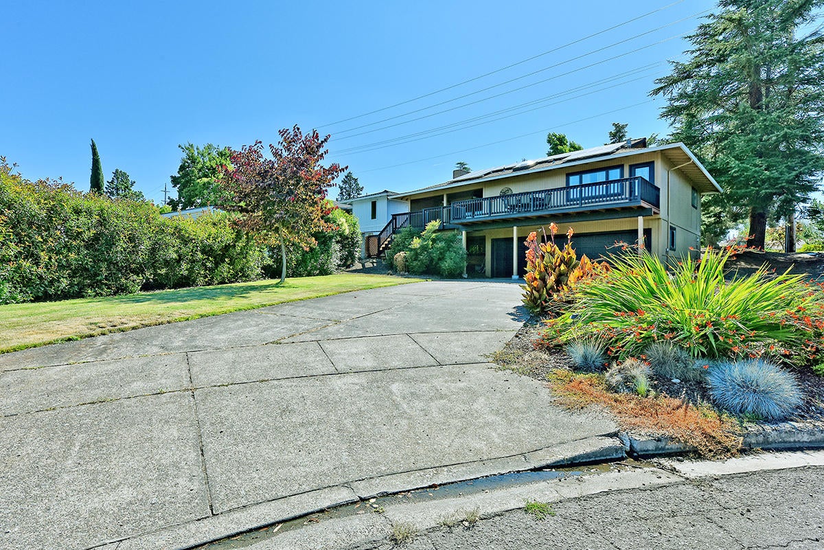 63 South Foothill Road Medford, OR 97504 - Photo 4 of 38 DSC_7302 (1)