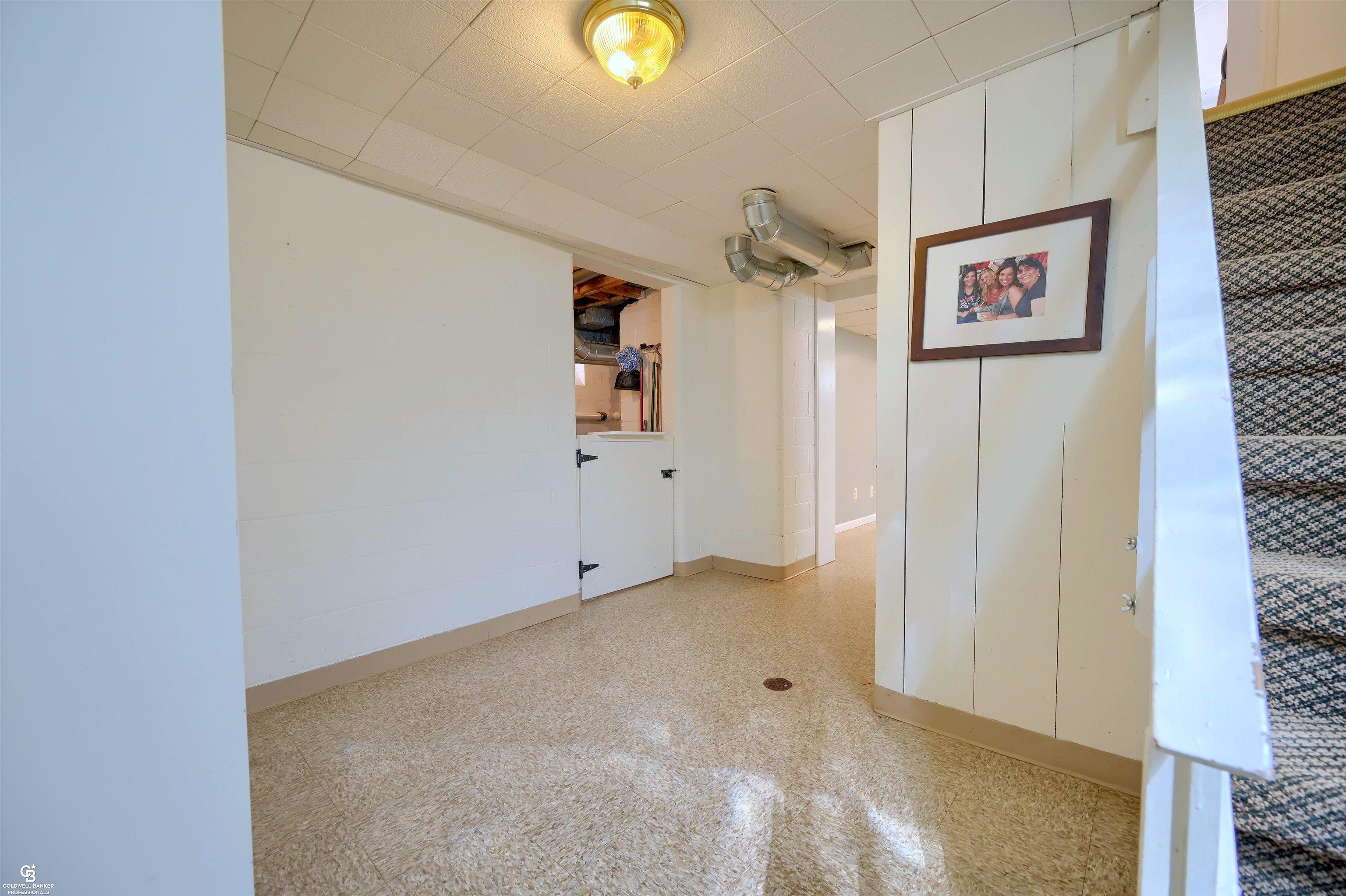 1496 Roslyn Road Grosse Pointe, MI 48236 - Photo 29 of 36 50121255-28.JPG