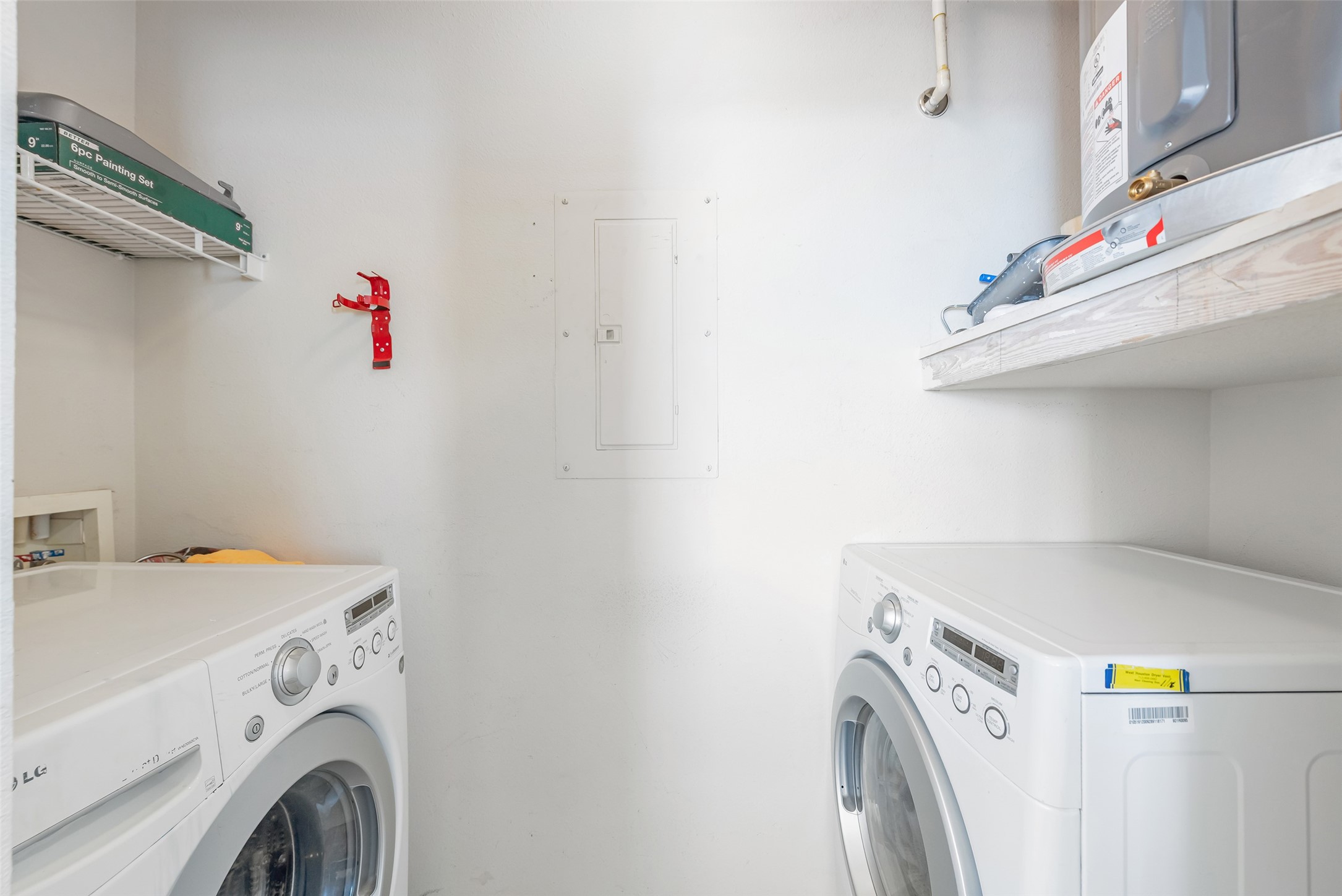 3505 Sage Road, Unit 2210 Houston, TX 77056 - Photo 24 of 40 Convenient utility closet is equipped with a washer and dryer, making laundry easy and accessible.