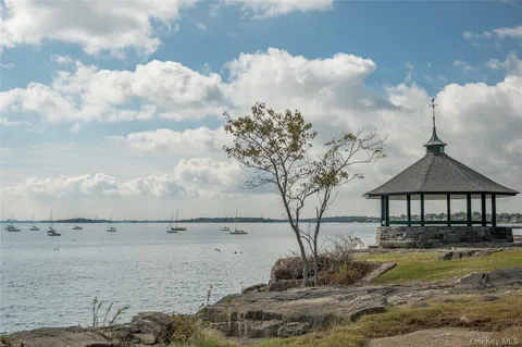 $1,995,000 | 19 Nassau Road, Larchmont, NY 10538