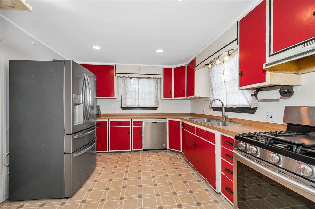 16 Standish Road Haverhill, MA 01832 - Photo 8 of 39