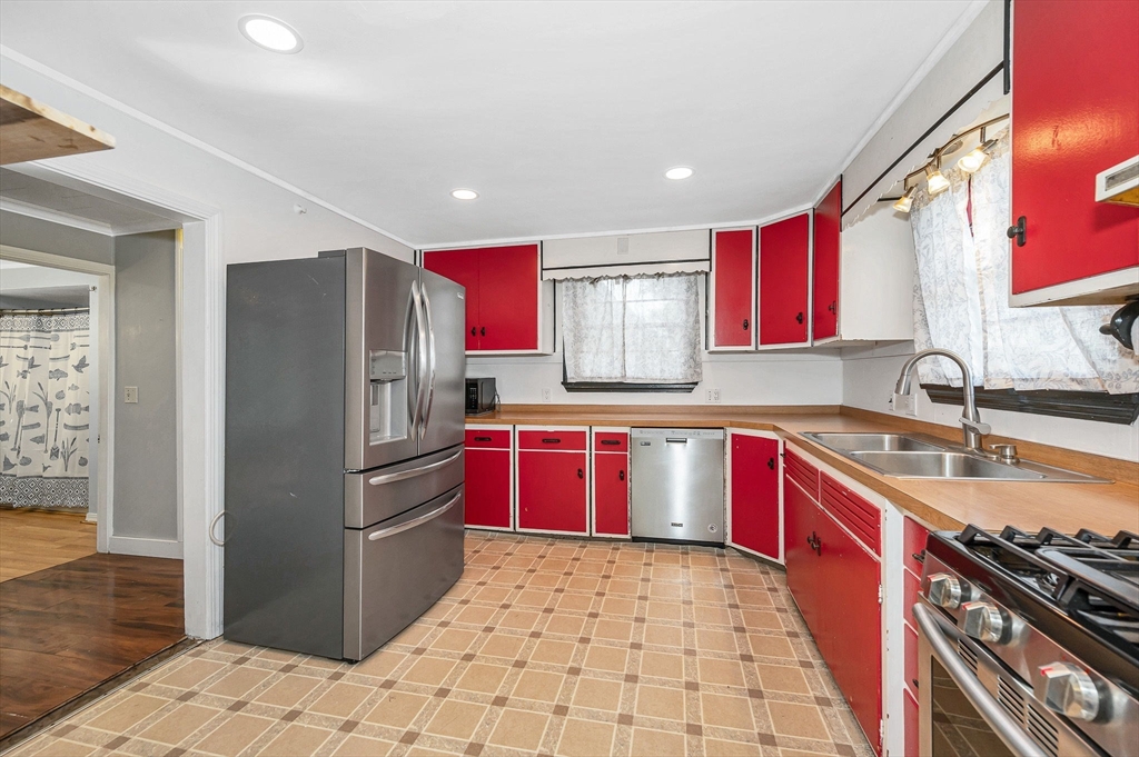 16 Standish Road Haverhill, MA 01832 - Photo 9 of 39