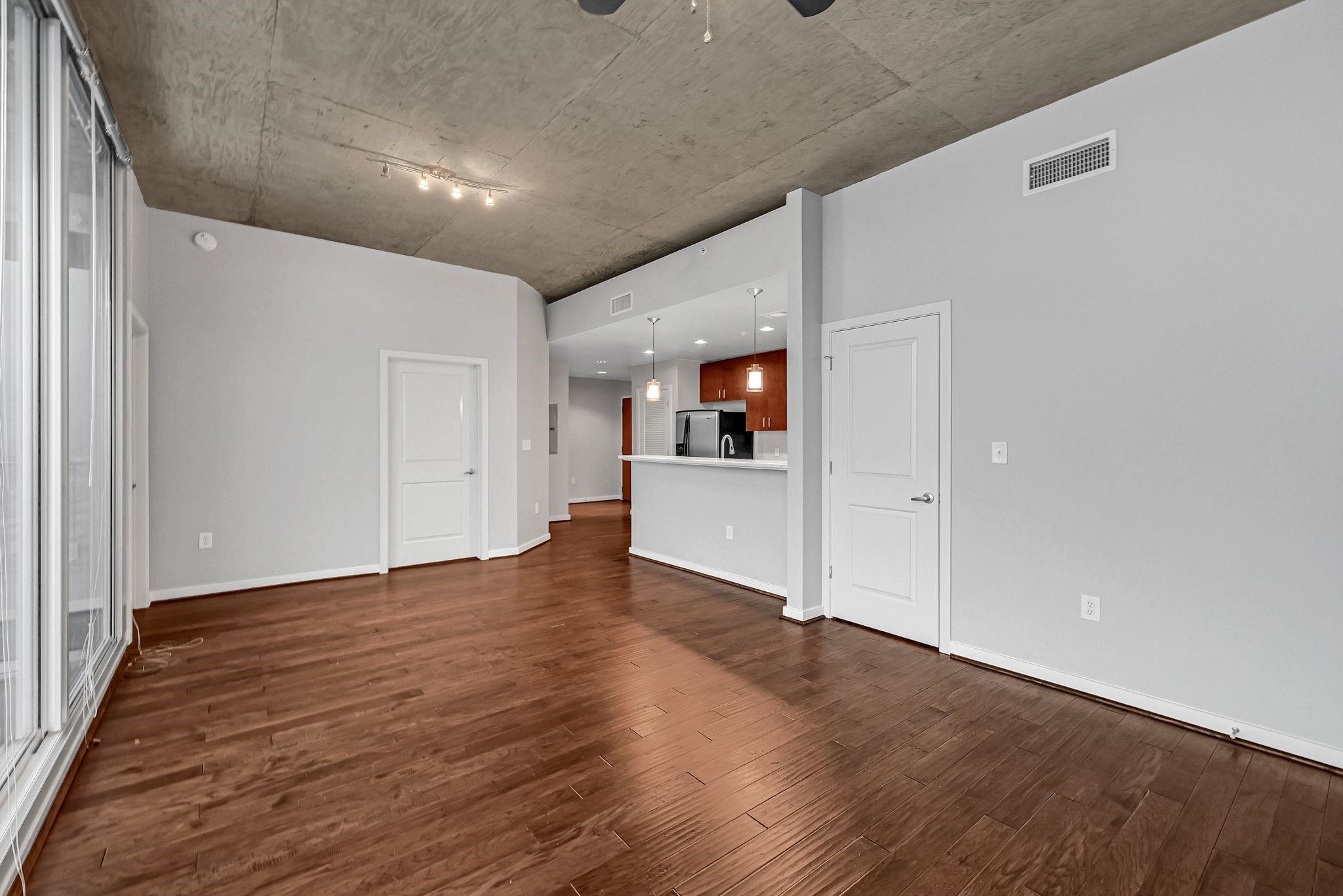 5925 Almeda Road, Unit 11501 Houston, TX 77004 - Photo 6 of 30 a view of a livingroom with wooden floor
