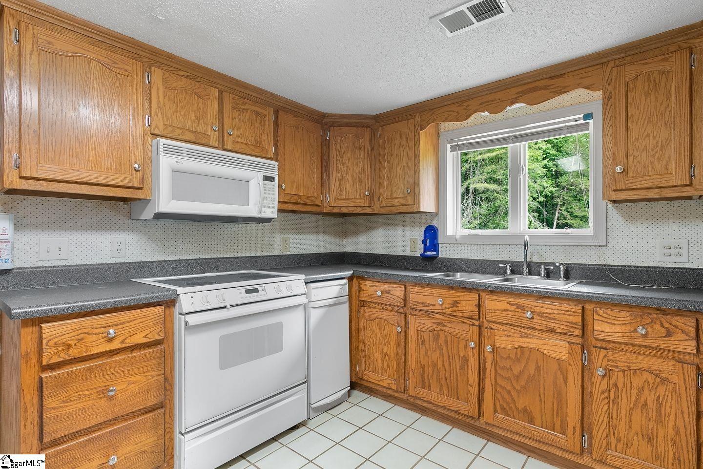 109 Rhodes Lane Marietta, SC 29661 - Photo 15 of 36 Gallery Image 15
