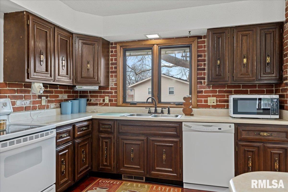 2501 Miami Trail Springfield, IL 62702 - Photo 7 of 42