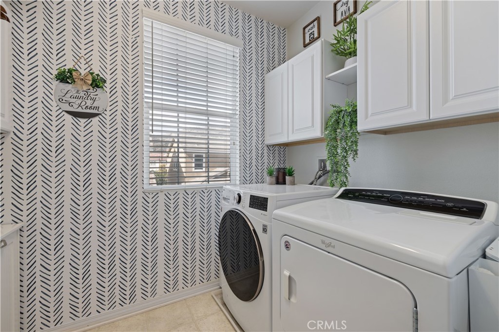 22088 Windham Way Saugus, CA 91350 - Photo 22 of 62 a utility room with dryer and washer