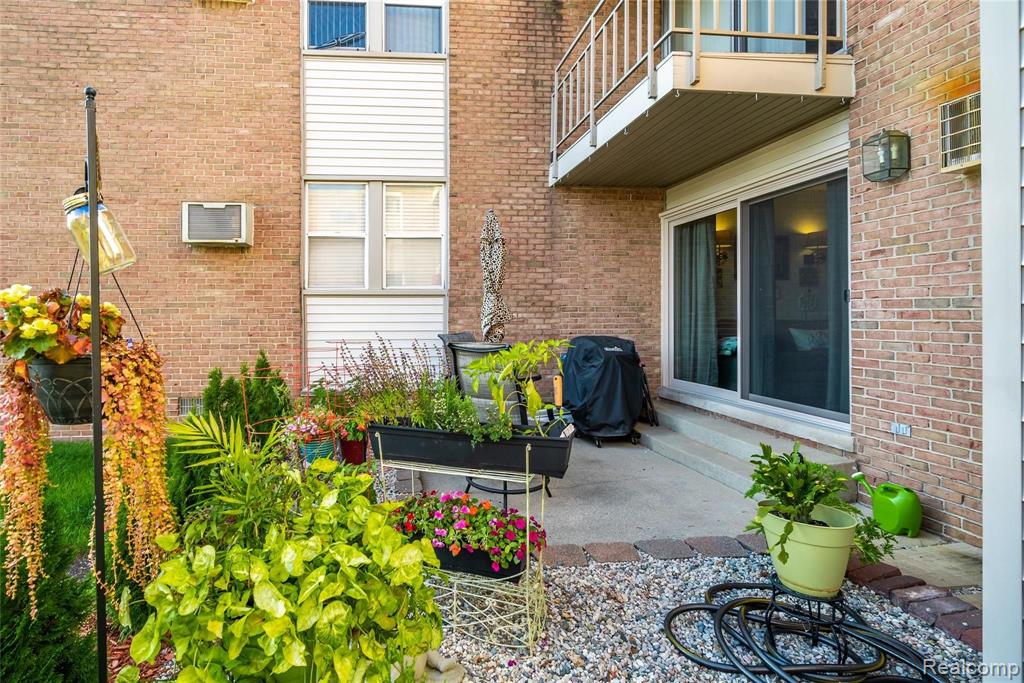 1655 Cass Lake Road, Unit A Keego Harbor, MI 48320 - Photo 25 of 36