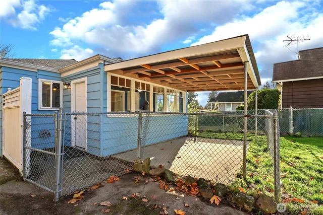 a view of a backyard