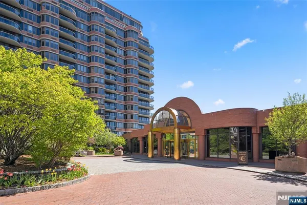 $1,995,000 | 100 Carlyle Drive, Unit VP6, Cliffside Park, NJ 07010