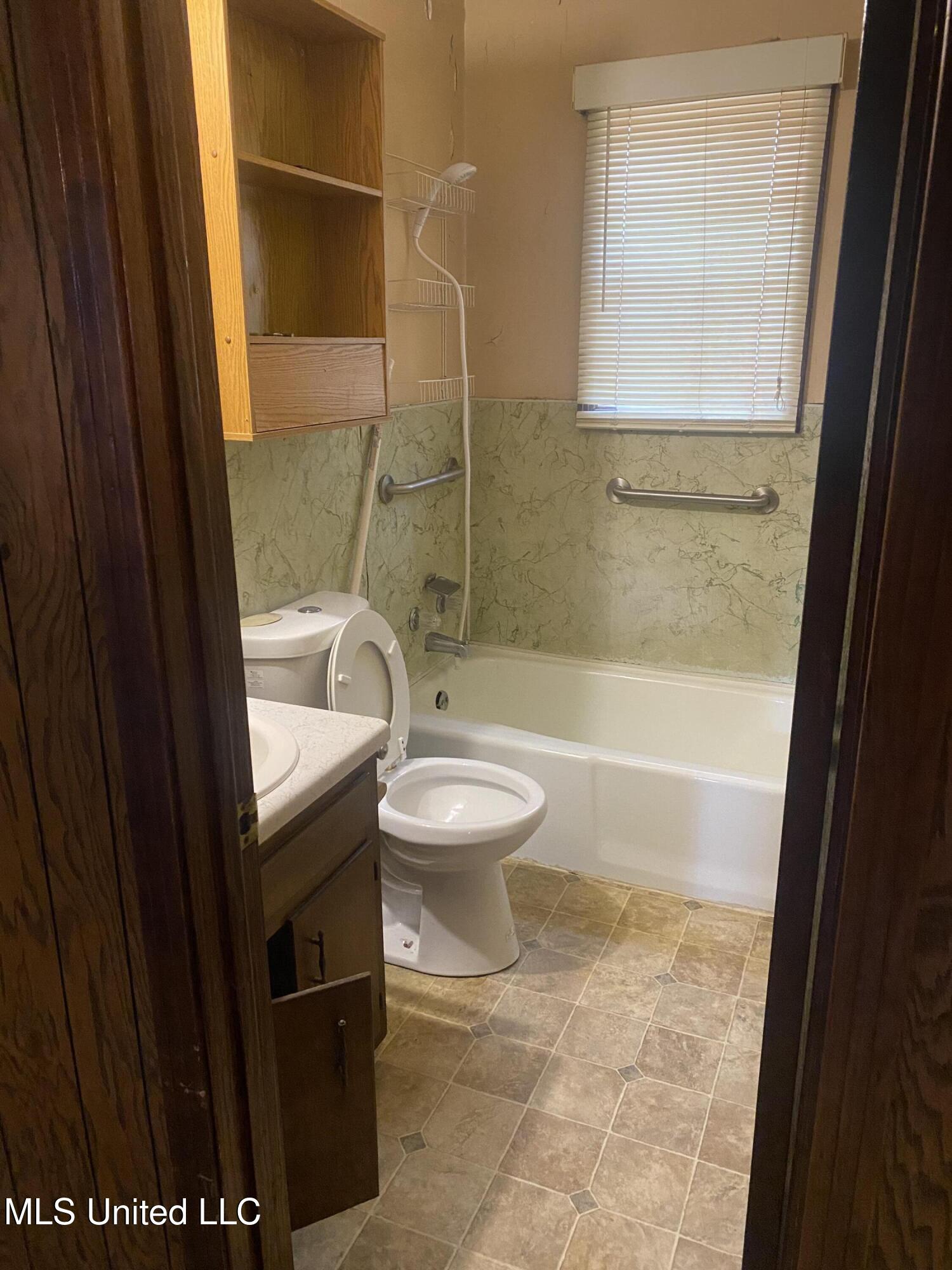 1933 Hammond Hill Road Senatobia, MS 38668 - Photo 3 of 6 Bathroom